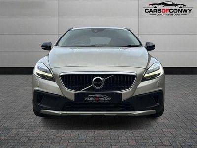 Used Volvo V40 Pro 152 HP (111 kW) 2017 Gold Hatchback