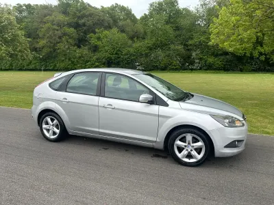 Begagnad Ford Focus Zetec 2010 Silver Halvkombi