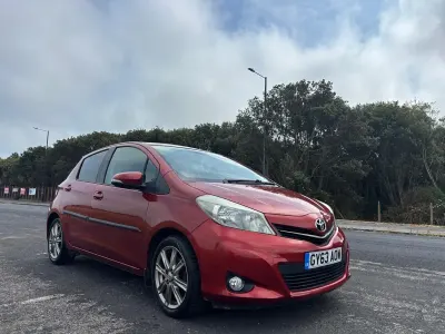 Used Toyota Yaris SR 101 HP (74 kW) 2013 Red Hatchback