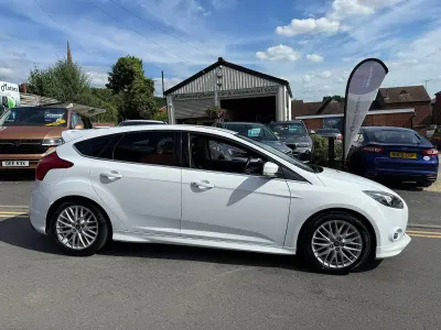 Used Ford Focus Zetec 125 HP (91 kW) 2014 White Hatchback