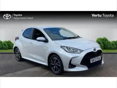 Used Toyota Yaris Design 116 HP (85 kW) 2023 White Hatchback