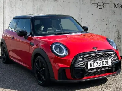 Begagnad Mini Cooper Classic 136 HK (100 kW) 2023 Röd Halvkombi