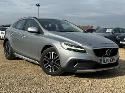 Begagnad Volvo V40 2017 Silver Halvkombi