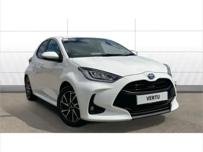 Used Toyota Yaris Hybrid Design 113 HP (83 kW) 2022 White Hatchback