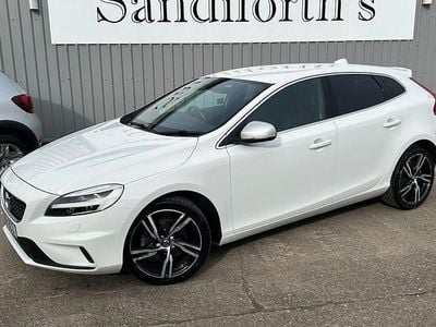 Begagnad Volvo V40 R-Design 152 HK (111 kW) 2018 Vit Halvkombi