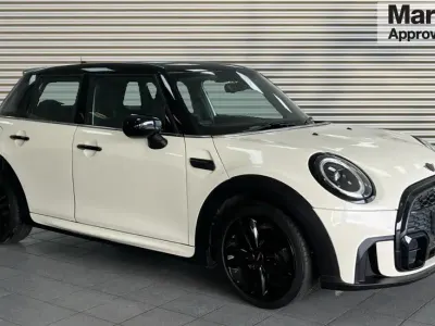 Usado Mini Cooper Sport 136 HP (100 kW) 2021 Branco Citadino