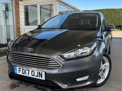 Usado Ford Focus Zetec 120 HP (88 kW) 2017 Cinzento Citadino