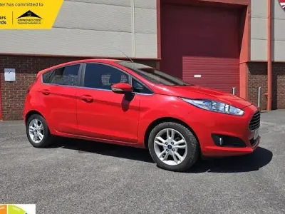 Usado Ford Fiesta Zetec 101 HP (74 kW) 2016 Vermelho Citadino