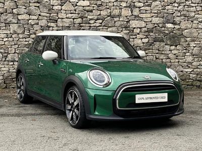 Begagnad Mini Cooper Exclusive 134 HK (98 kW) 2023 Grön Halvkombi