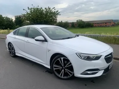 Used Vauxhall Insignia SRi 170 HP (125 kW) 2018 White Hatchback