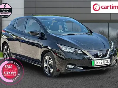 Begagnad Nissan Leaf Tekna 160 kW (218 HK) 2022 Svart Halvkombi