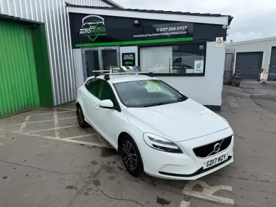 Gebraucht Volvo V40 Momentum 120 PS (88 kW) 2017 Weiß Kleinwagen