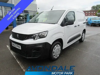 Używany Peugeot Partner Premium 131 KM (96 kW) 2023 Biały Minivan