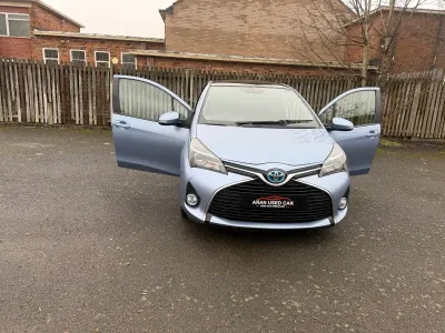 Used Toyota Yaris 100 HP (73 kW) 2016 Blue Hatchback