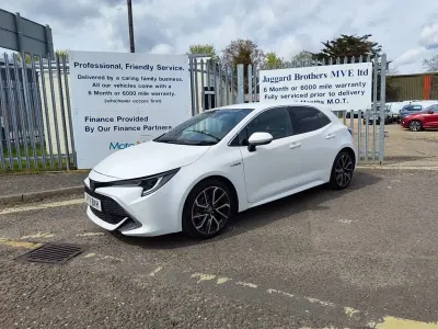 Used Toyota Corolla 122 HP (89 kW) 2021 White Hatchback
