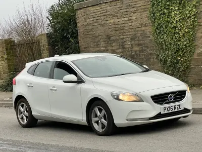 Usado Volvo V40 SE 2016 Blanco Familiar