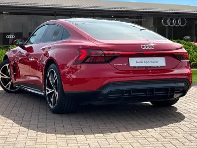 Begagnad Audi e-tron Comfort 389 kW (530 HK) 2023 Röd SUV