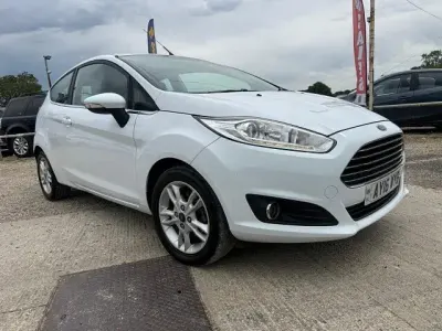 Used Ford Fiesta Zetec 82 HP (60 kW) 2016 White Hatchback