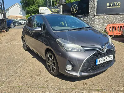 Używany Toyota Yaris Design 99 KM (72 kW) 2016 Szary Hatchback