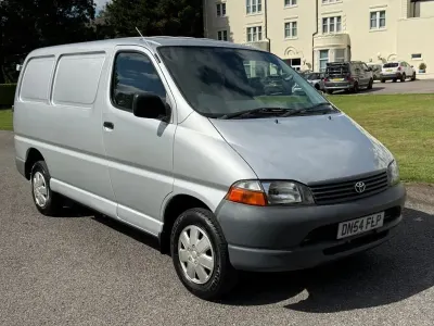 Begagnad Toyota HiAce 88 HK (64 kW) 2005 Silver Van