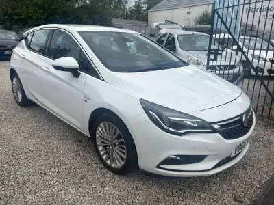 Used Vauxhall Astra Elite 136 HP (100 kW) 2017 White Hatchback
