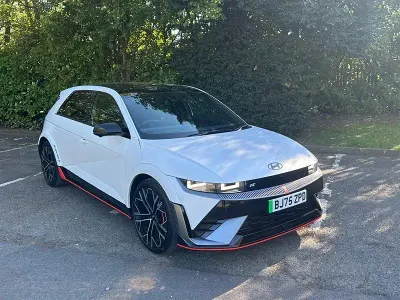 Begagnad Hyundai Ioniq 478 kW (650 HK) 2025 Vit Halvkombi