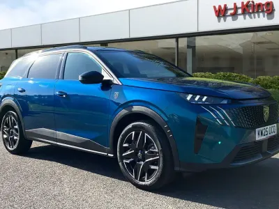 Usado Peugeot 5008 GTi 136 HP (100 kW) 2025 Azul SUV