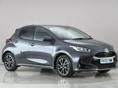 Begagnad Toyota Yaris Hybrid Design 2023 Grå Halvkombi