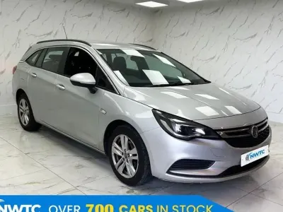 Usado Vauxhall Astra Design Edition 2017 Plateado Familiar