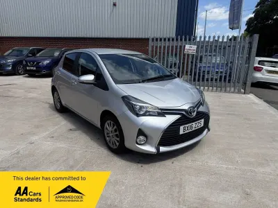 Used Toyota Yaris 99 HP (72 kW) 2016 Silver Hatchback