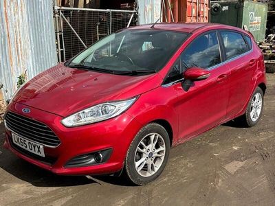 Begagnad Ford Fiesta Zetec 2015 Röd Halvkombi