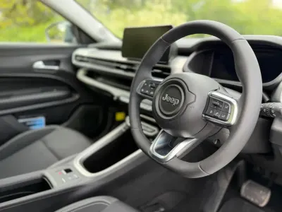 Begagnad Jeep Avenger EV Summit 113 kW (154 HK) 2025 Grå SUV