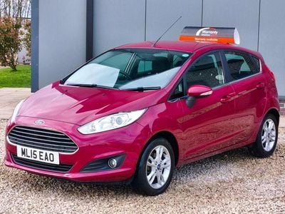 Begagnad Ford Fiesta Zetec 2015 Röd Halvkombi