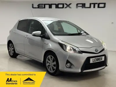 Used Toyota Yaris 100 HP (73 kW) 2012 Silver Hatchback