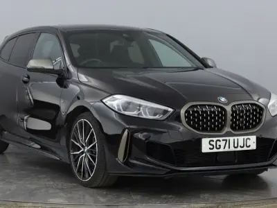 Begagnad BMW M135 Shadowline 302 HK (222 kW) 2021 Svart Halvkombi