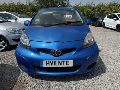 Usado Toyota Aygo 67 CV (49 kW) 2011 Azul Utilitario