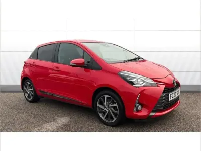 Begagnad Toyota Yaris 111 HK (81 kW) 2020 Röd Halvkombi