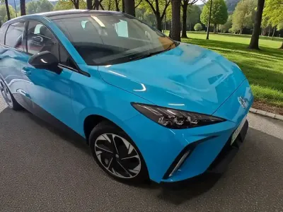 Begagnad MG MG4 EV Trophy 319 kW (435 HK) 2023 Blå Halvkombi