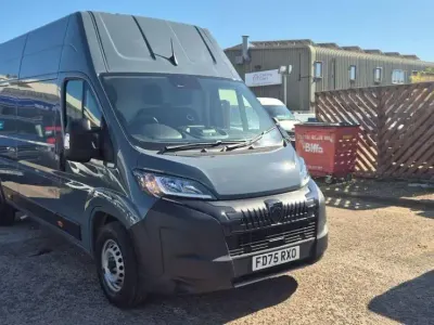 Begagnad Peugeot Boxer 2025 Grå Van