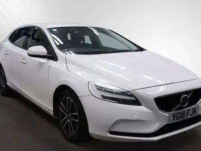 Used Volvo V40 Momentum 122 HP (89 kW) 2018 White Hatchback