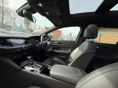 Used Vauxhall Insignia Country Tourer 207 HP (152 kW) 2018 Red Estate