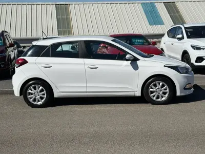 Used Hyundai i20 SE 84 HP (61 kW) 2018 White Hatchback