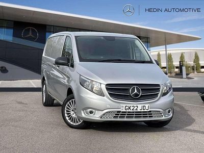 Usado Mercedes Vito Premium 161 HP (118 kW) 2022 Prateado Van