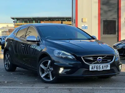 Usado Volvo V40 R-Design 190 CV (139 kW) 2015 Negro Utilitario