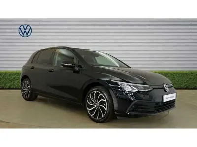 Second-hand VW Golf VIII Life 110 CP (80 kW) 2023 Negru Hatchback
