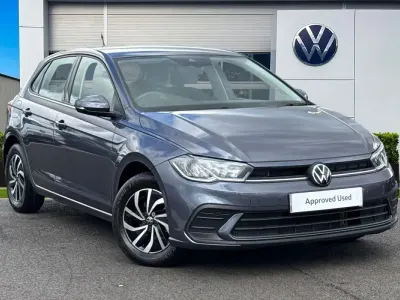 Usado VW Polo Life 95 HP (69 kW) 2023 Cinzento Citadino