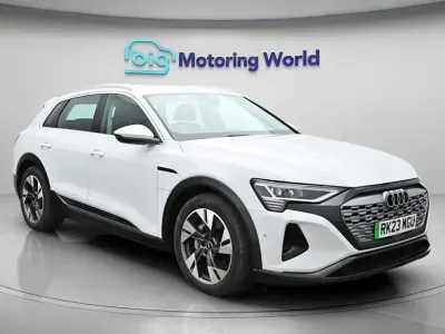 Begagnad Audi Q8 e-tron Sport 300 kW (408 HK) 2023 Vit SUV