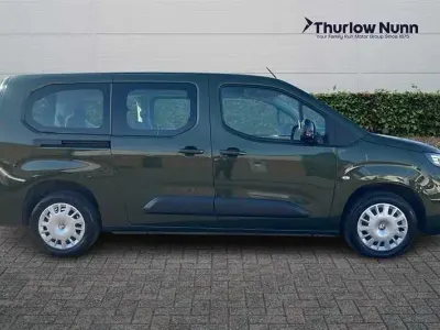 Używany Vauxhall Combo Design Edition 100 kW (136 KM) 2024 Zielony Minivan