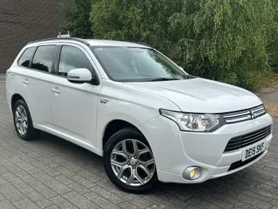 Used Mitsubishi Outlander P-HEV 200 HP (147 kW) 2015 White Estate