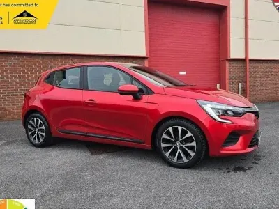 Used Renault Clio Iconic 90 HP (66 kW) 2022 Red Hatchback